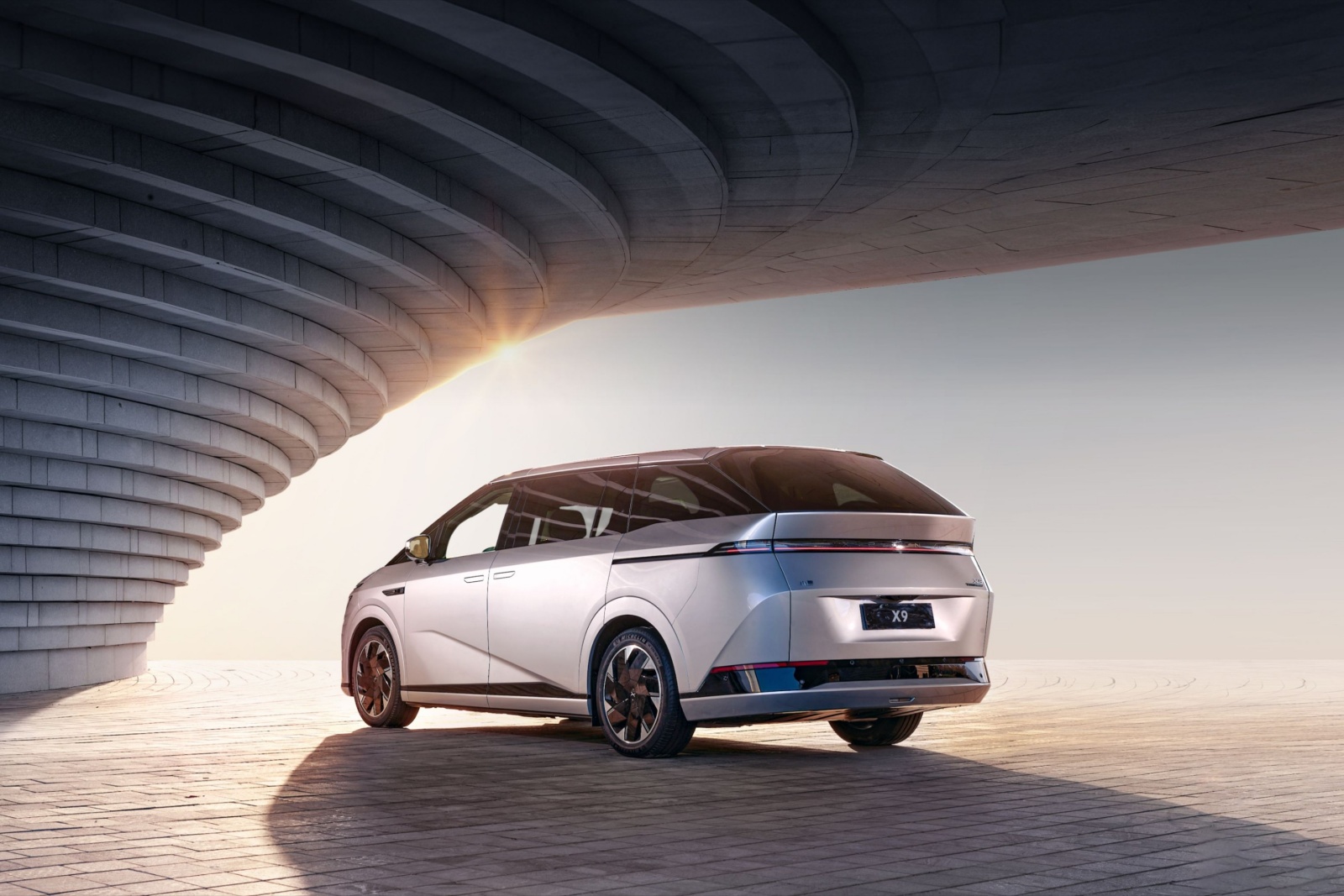 2024款小鹏x9超智驾大七座mpv