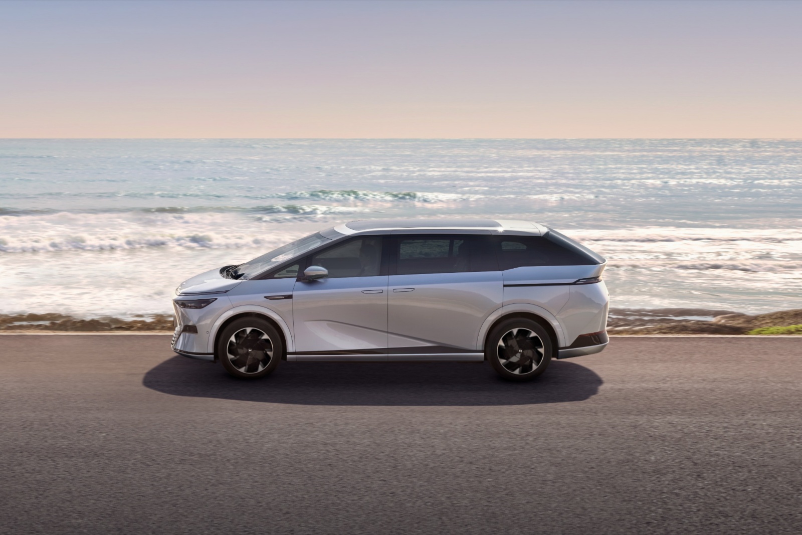 2024款小鹏x9超智驾大七座mpv